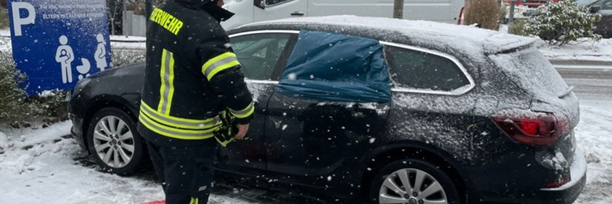FW-AUR: Kleinkind aus geparktem PKW befreit