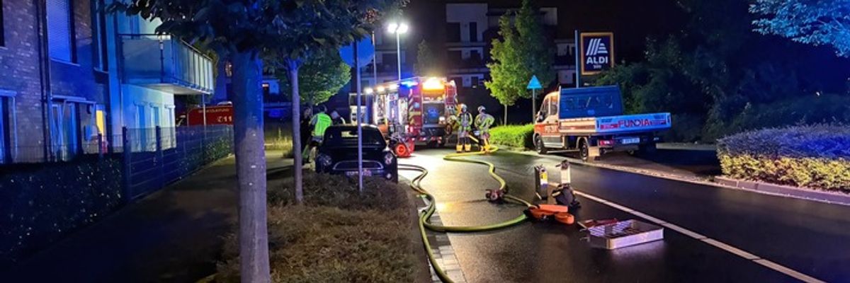 FW Grevenbroich: Verletzte nach Zimmerbrand in Altenheim in Grevenbroich