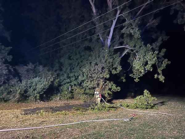 FW Rheurdt: Abgebrochener Ast verursacht Brand und flächendeckenden Stromausfall