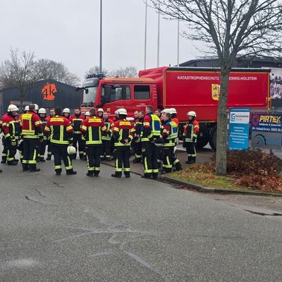 FW-RD: Düngemittel verursacht ein Gefahrgut Einsatz auf einen Wertstoffhof in Osterrönfeld