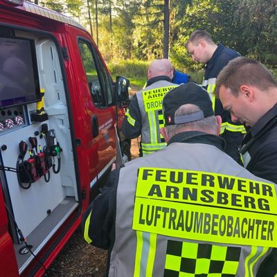 FW-AR: Wasser, Drohnen, Riegelstellung: Feuerwehr Arnsberg simuliert Ernstfall im Wald