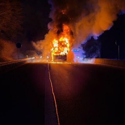 FW Ratingen: Feuerwehr auf der BAB 52 gefordert