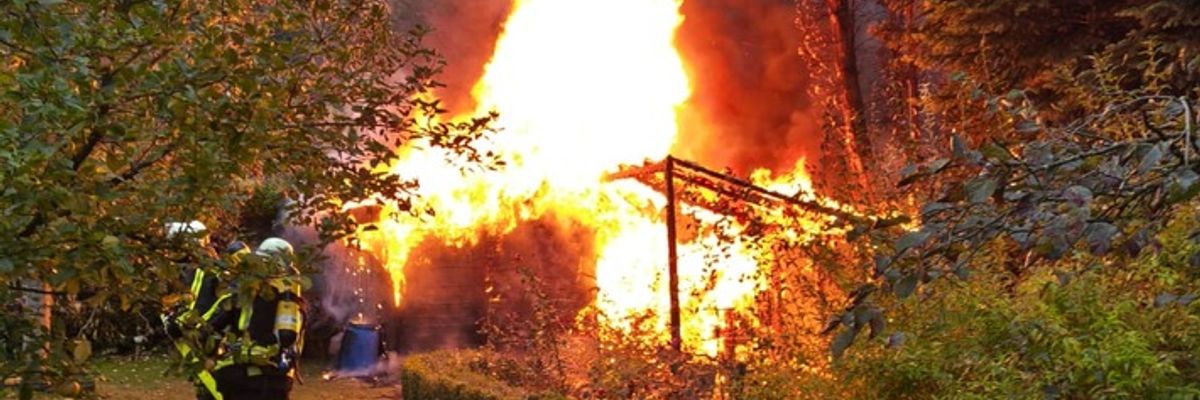 FW Horn-Bad Meinberg: Gartenhütte steht in Vollbrand