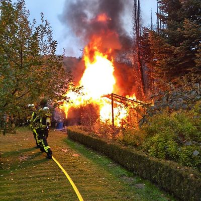 FW Horn-Bad Meinberg: Gartenhütte steht in Vollbrand