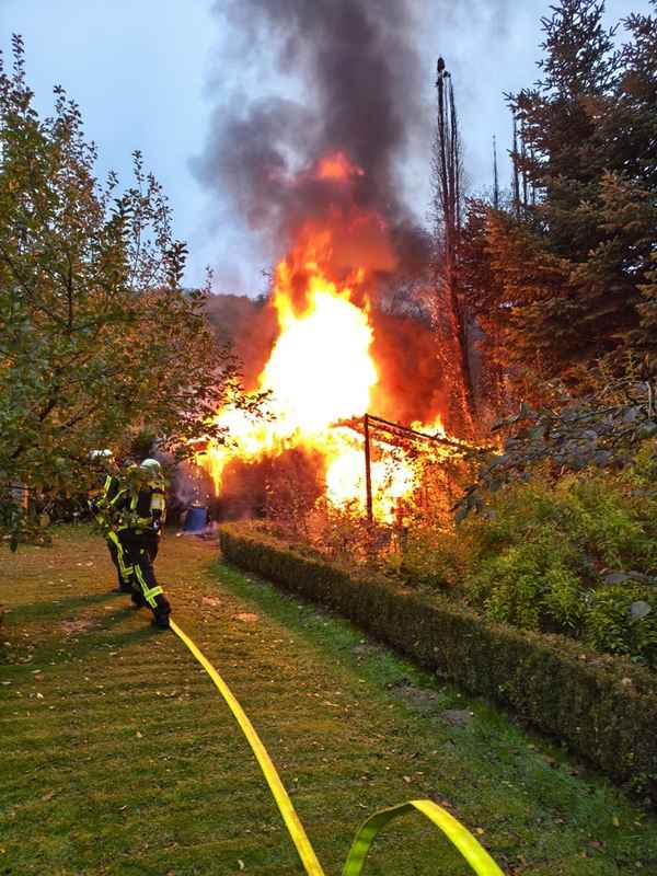 FW Horn-Bad Meinberg: Gartenhütte steht in Vollbrand
