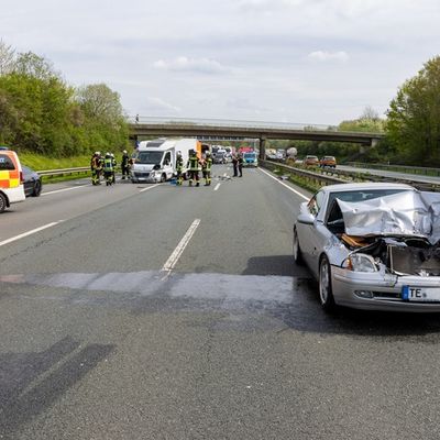 FW Porta Westfalica: 18.04.2026 - Schwerer Verkehrsunfall auf A2 - 2 Verletzte