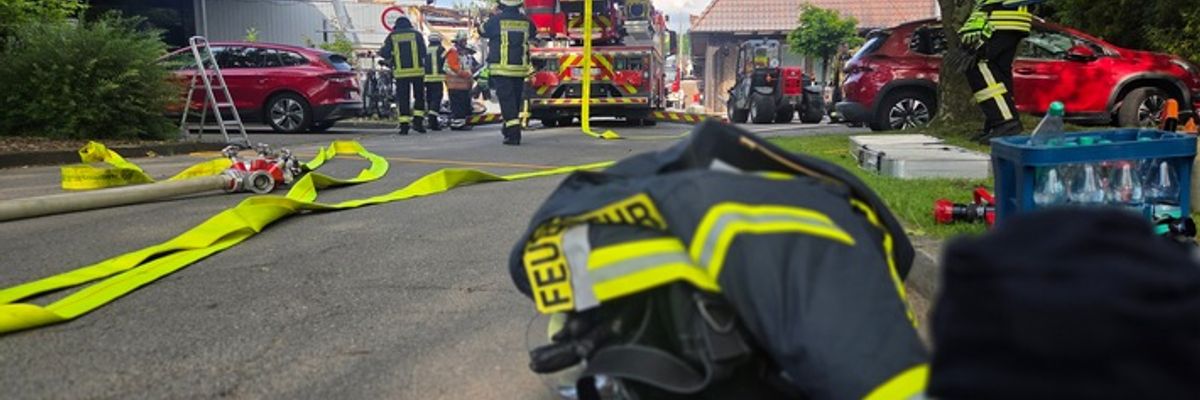 FW-ROW: Feuer an Veranstaltungshalle in Fintel: Außenfassade und Dachbereich betroffen - schneller Einsatz verhindert größere Ausbreitung