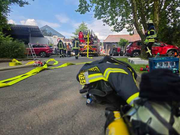 FW-ROW: Feuer an Veranstaltungshalle in Fintel: Außenfassade und Dachbereich betroffen - schneller Einsatz verhindert größere Ausbreitung