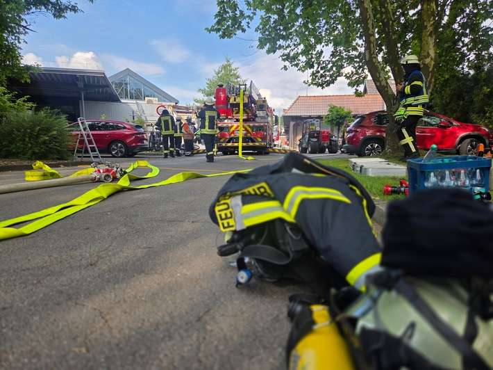 FW-ROW: Feuer an Veranstaltungshalle in Fintel: Außenfassade und Dachbereich betroffen - schneller Einsatz verhindert größere Ausbreitung