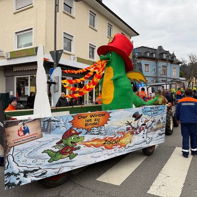 FW Weinheim: Jugendfeuerwehr Weinheim beteiligt sich mit kreativem Motivwagen am Sommertagszug