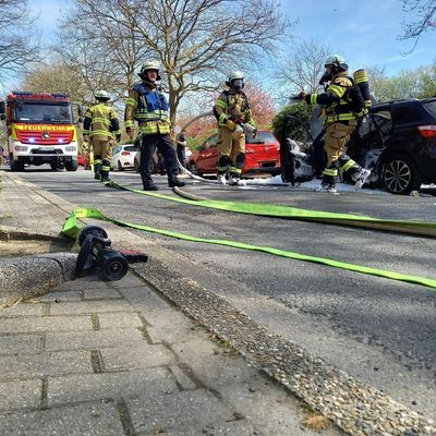 FW-EN: PKW Brand am Gemeinschaftskrankenhaus - Massive Hitzeentwicklung beschädigt weiteres Fahrzeug