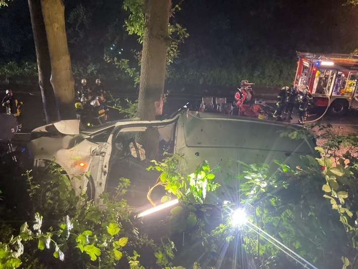 FW-DO: Verkehrsunfall in Lütgendortmund / Menschenrettung in herausfordernder Lage