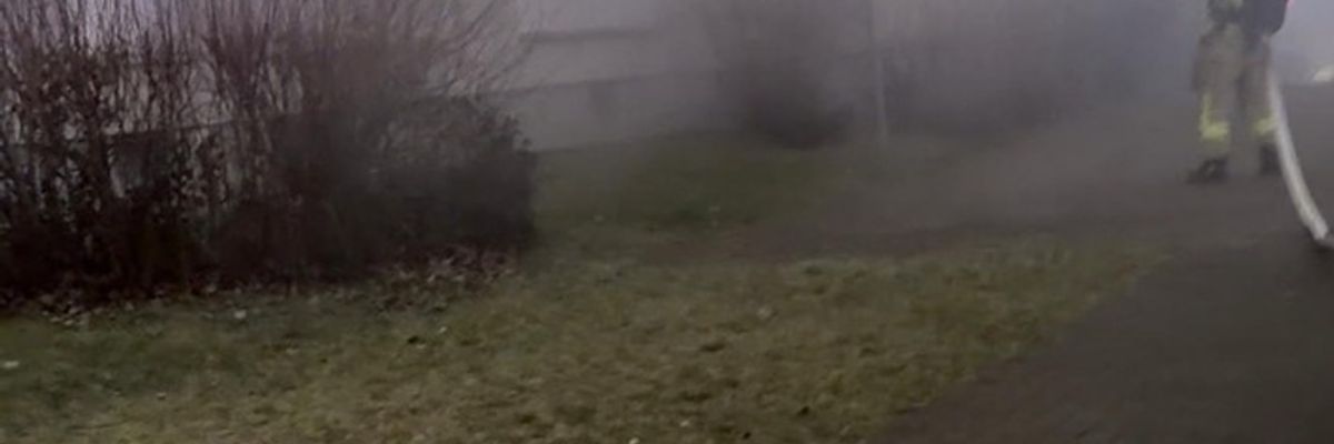 FW-RS: Balkonbrand in einem Mehrfamilienhaus mit einer leicht verletzten Person