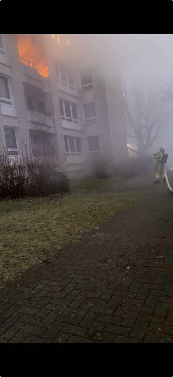 FW-RS: Balkonbrand in einem Mehrfamilienhaus mit einer leicht verletzten Person
