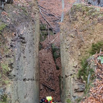 FW Porta Westfalica: 05.12.2025 - Absturz am Jakobsberg / 1 Person schwerverletzt
