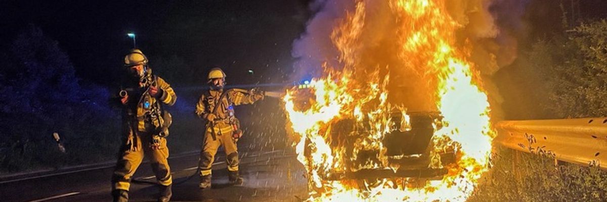 FW-NE: Fahrzeugvollbrand im Hafengebiet | Fahrer unverletzt