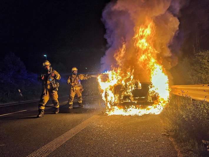 FW-NE: Fahrzeugvollbrand im Hafengebiet | Fahrer unverletzt