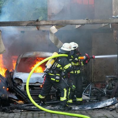 FW LK Neunkirchen: Brand eines Carports greift auf Wohnhaus über - Großalarm für die Feuerwehr Schiffweiler