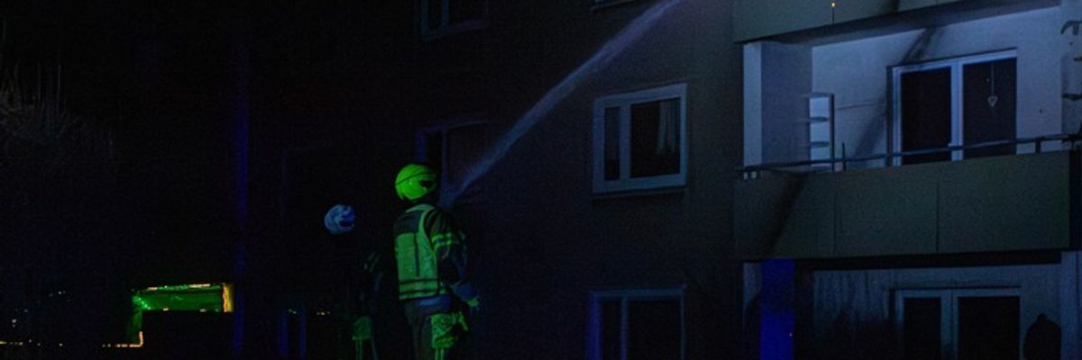 FW-MK: Brennender Balkon in der Nacht auf Mittwoch
