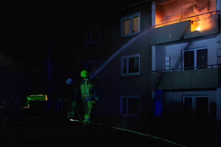 FW-MK: Brennender Balkon in der Nacht auf Mittwoch