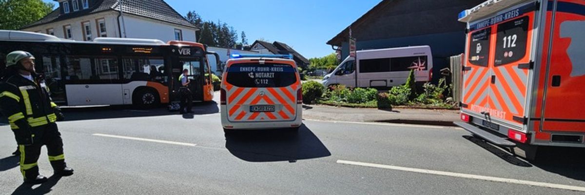 FW-EN: Verkehrsunfall zwischen Radfahrer und Bus