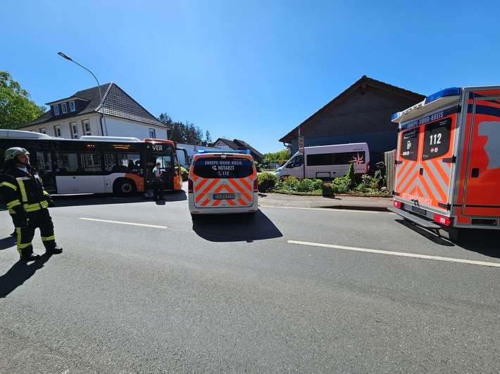FW-EN: Verkehrsunfall zwischen Radfahrer und Bus
