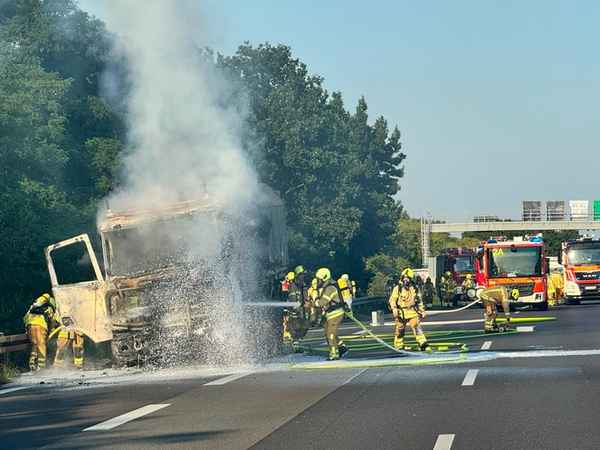 FW Hannover: LKW- Brand auf der Autobahn