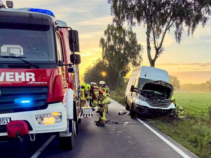 FW-OLL: Verkehrsunfall auf der Garreler Straße bei Sage - Person aus Transporter befreit