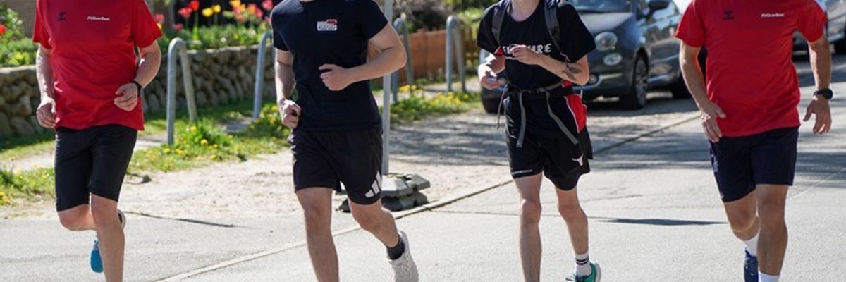 FW-LFVSH: Feuerwehren legen über 3.000 Kilometer nur mit Muskelkraft zurück: "FitQuerBeet" erreicht nach einem Jahr großes Finale in Flensburg