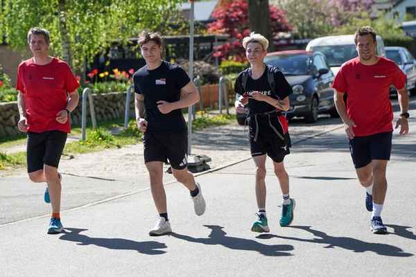 FW-LFVSH: Feuerwehren legen über 3.000 Kilometer nur mit Muskelkraft zurück: "FitQuerBeet" erreicht nach einem Jahr großes Finale in Flensburg