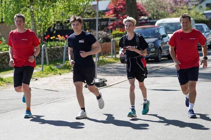 FW-LFVSH: Feuerwehren legen über 3.000 Kilometer nur mit Muskelkraft zurück: "FitQuerBeet" erreicht nach einem Jahr großes Finale in Flensburg