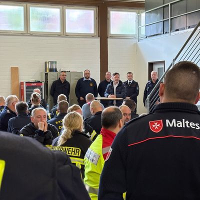 FW Beverungen: Gemeinsames Zirkeltraining stärkt Zusammenarbeit über Grenzen hinweg / Feuerwehren und Rettungsdienste aus dem Dreiländereck üben in Beverungen