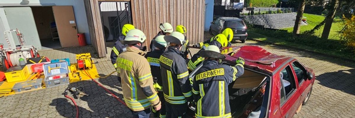 FW Burscheid: Feuerwehren beenden gemeinsamen Lehrgang - neue Retter für Burscheid und Leichlingen