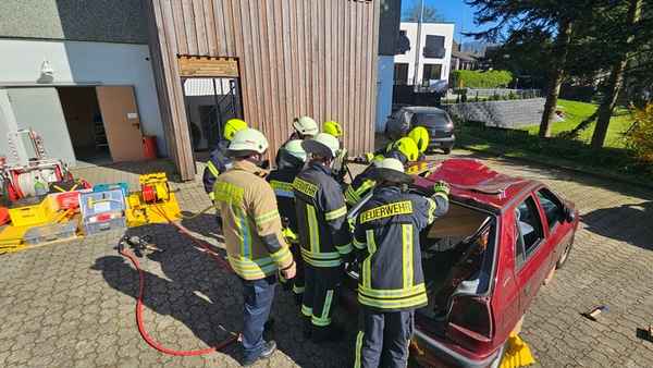 FW Burscheid: Feuerwehren beenden gemeinsamen Lehrgang - neue Retter für Burscheid und Leichlingen