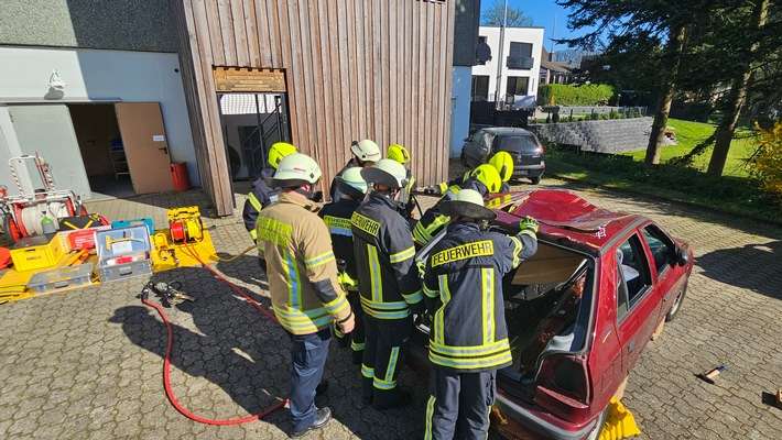 FW Burscheid: Feuerwehren beenden gemeinsamen Lehrgang - neue Retter für Burscheid und Leichlingen