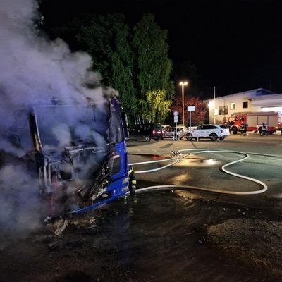FW Celle: LKW-Brand direkt vor dem Feuerwehrhaus