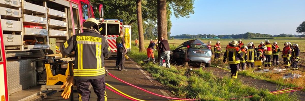 FW-ROW: Fahrerin wird bei Unfall im PKW eingeklemmt