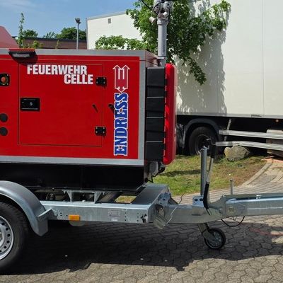 FW Celle: Feuerwehr kühlt 15 Tonnen Tiefkühlfracht - LKW verunfallt!