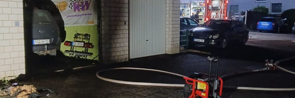 FW-RS: Remscheid - Berufsfeuerwehr löscht Garagenbrand am Kremenholl