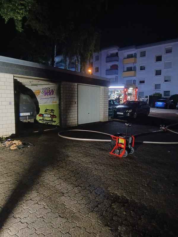 FW-RS: Remscheid - Berufsfeuerwehr löscht Garagenbrand am Kremenholl
