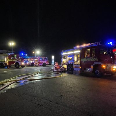 FW Lehrte: LKW-Anhänger brennt auf dem Autohof Lehrte an der Westtangente