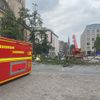FW-DO: Umgestürzter Baum an der Reinoldikirche beschädigt Stromleitung und EDG-Reinigungsfahrzeug