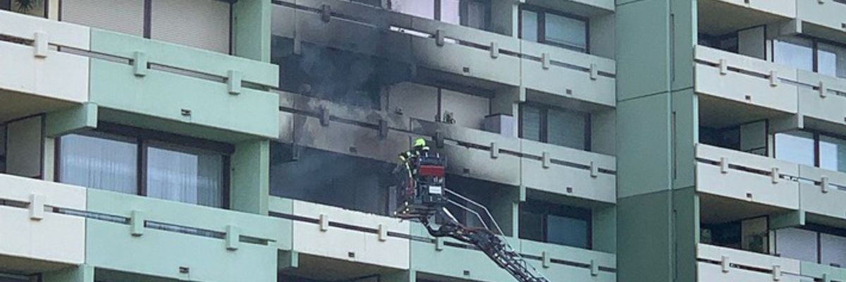 Feuerwehr MTK: Wohnungsbrand in Hochhaus der Hochheimer Weststadt - Keine Verletzten