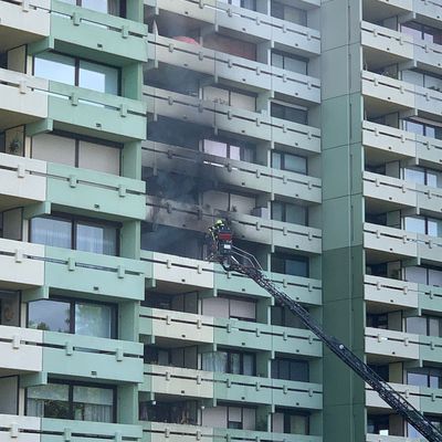 Feuerwehr MTK: Wohnungsbrand in Hochhaus der Hochheimer Weststadt - Keine Verletzten