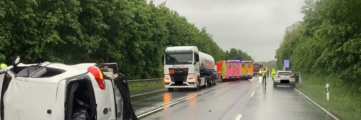 FW Paderborn: Verkehrsunfall auf der B64 fordert drei Verletzte Personen, insgesamt sieben Fahrzeuge beteiligt