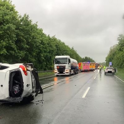 FW Paderborn: Verkehrsunfall auf der B64 fordert drei Verletzte Personen, insgesamt sieben Fahrzeuge beteiligt