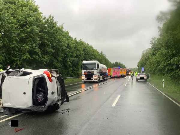 FW Paderborn: Verkehrsunfall auf der B64 fordert drei Verletzte Personen, insgesamt sieben Fahrzeuge beteiligt