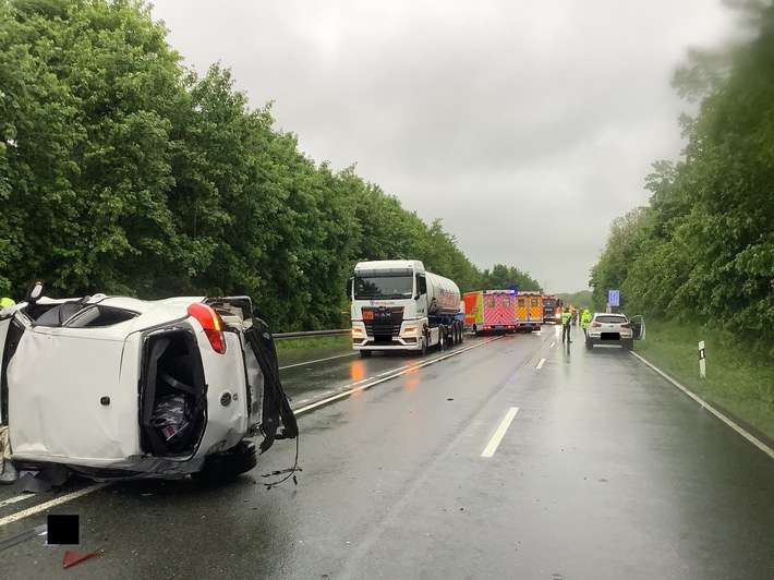 FW Paderborn: Verkehrsunfall auf der B64 fordert drei Verletzte Personen, insgesamt sieben Fahrzeuge beteiligt