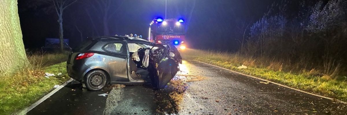 FW Tönisvorst: schwerer Verkehrsunfall auf der L475 - Einsatz für die Feuerwehr Tönisvorst