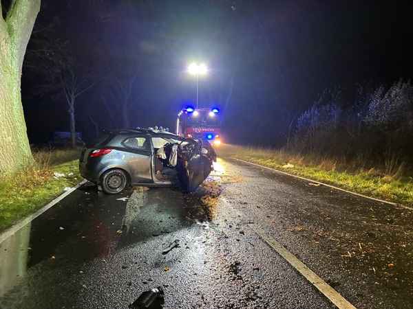 FW Tönisvorst: schwerer Verkehrsunfall auf der L475 - Einsatz für die Feuerwehr Tönisvorst